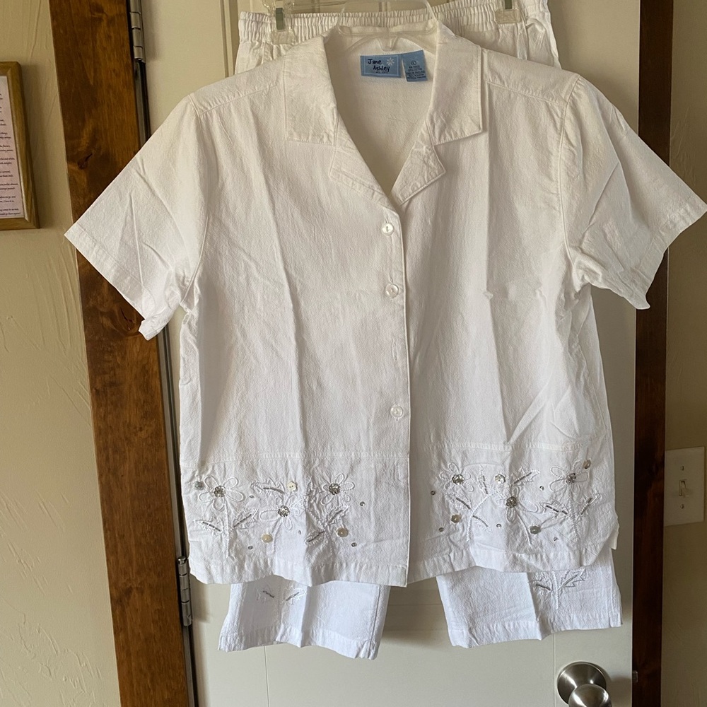 NWOT - Jane Ashley Sequined & Embroidered Crop Pant Set - Size Lg - White